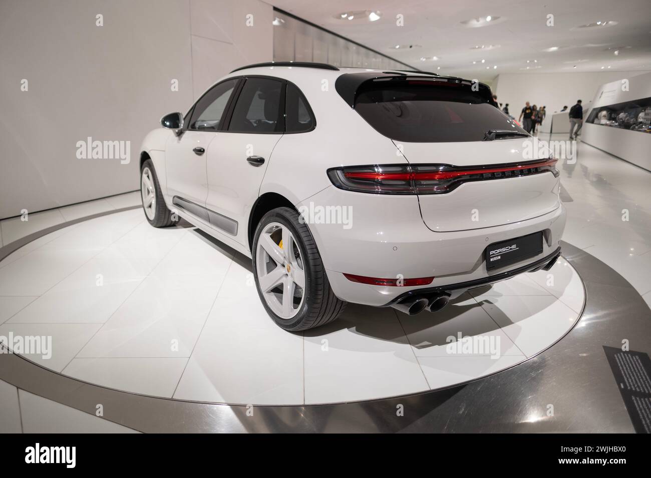 Blanc Porsche Macan GTS, 4x4 transmission intégrale, élégance voiture de sport dans le showroom, développement durable, innovation dans l'industrie automobile Porsche AG s Banque D'Images