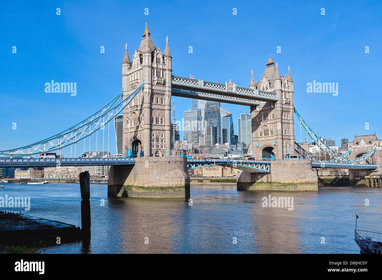 London Bridge, Tower Bridge : symboles emblématiques de la résilience et de l'éclat architectural de Londres, enjambant la Tamise avec une grandeur intemporelle. Banque D'Images