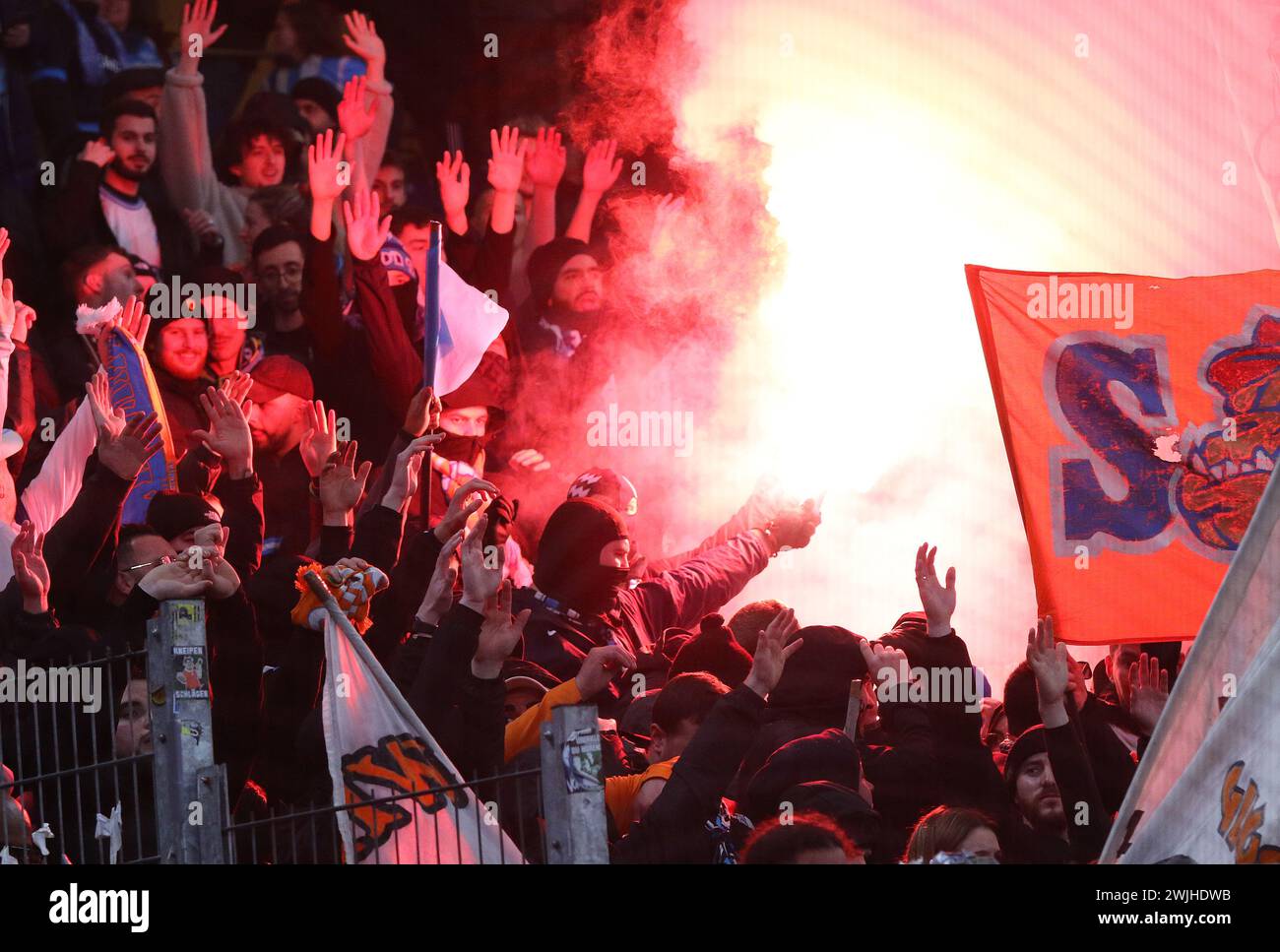 Hambourg, Allemagne - 15 février 2024 : les supporters marseillais brûlent des fusées éclairantes et montrent leur soutien lors du match de l'UEFA Europa League contre Shakhtar Donetsk au Volksparkstadion de Hambourg, en Allemagne Banque D'Images