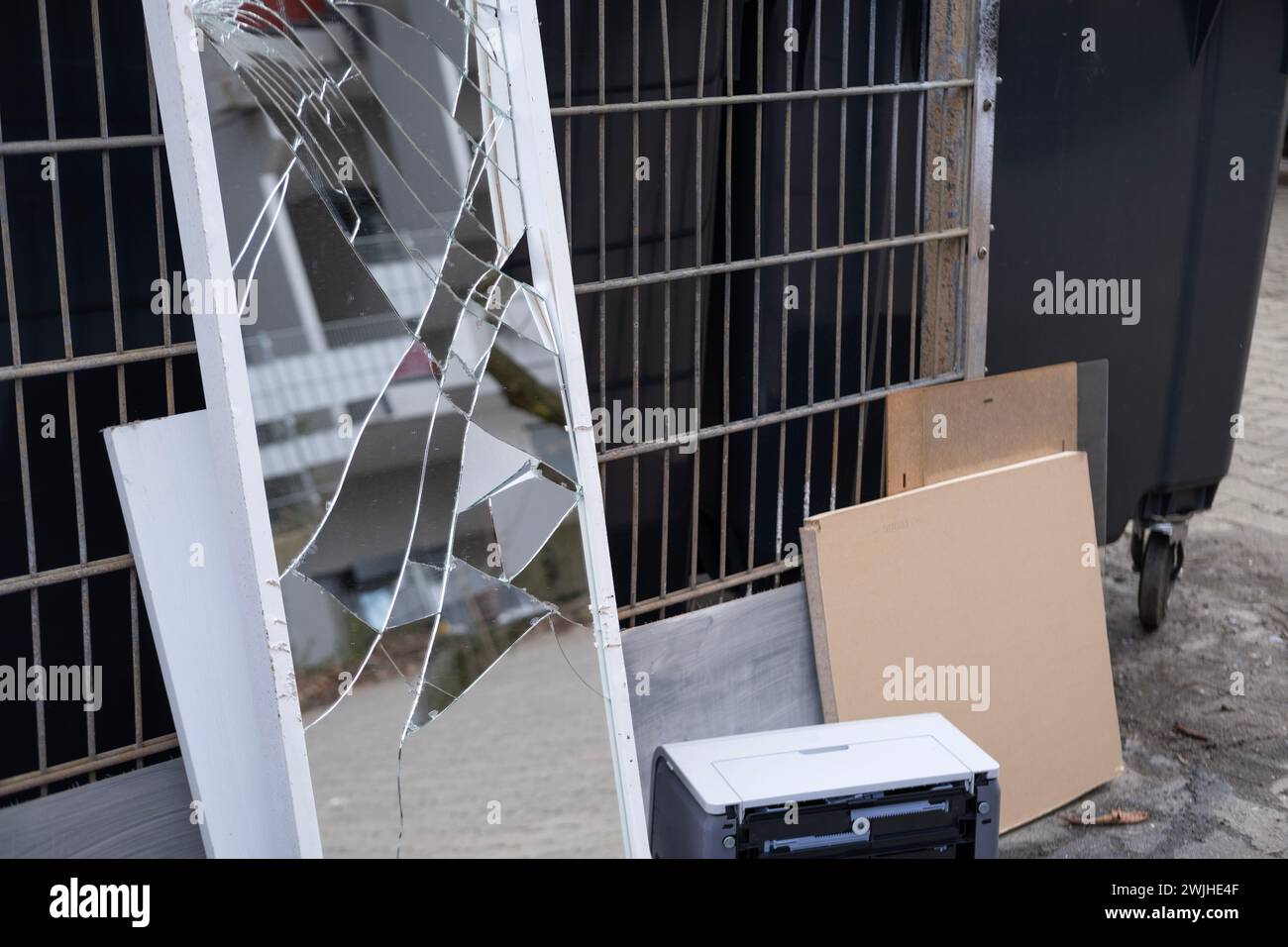 miroir cassé, déchets encombrants, vieux meubles, tables, objets usagés dans la rue avant collecte, problème de déchiquetage des ordures, de collecte et de recyclage en vrac Banque D'Images