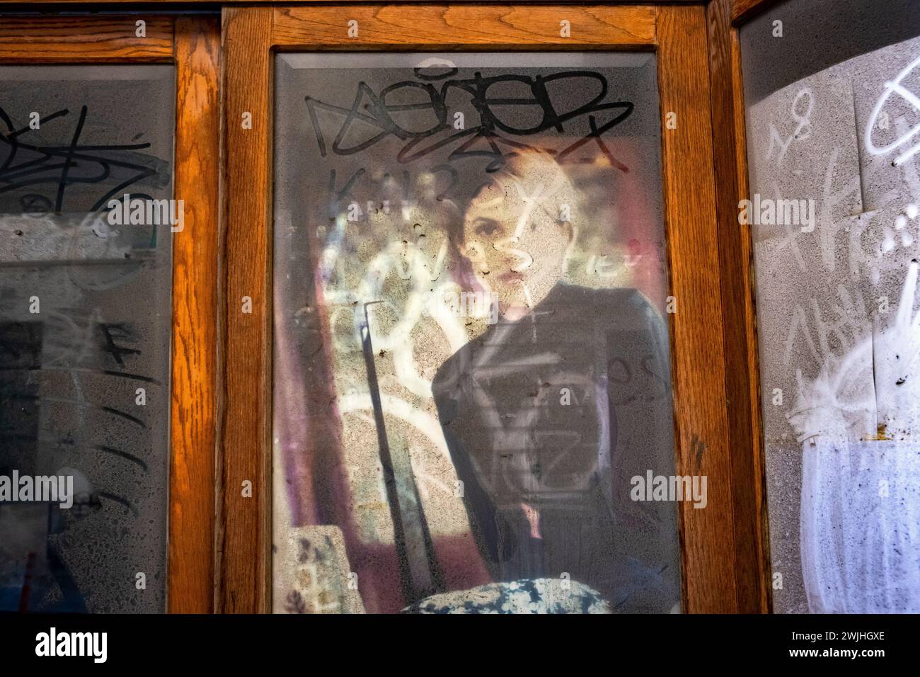 Une annonce de mode derrière une fenêtre poussiéreuse dans un magasin qui a fait faillite Banque D'Images
