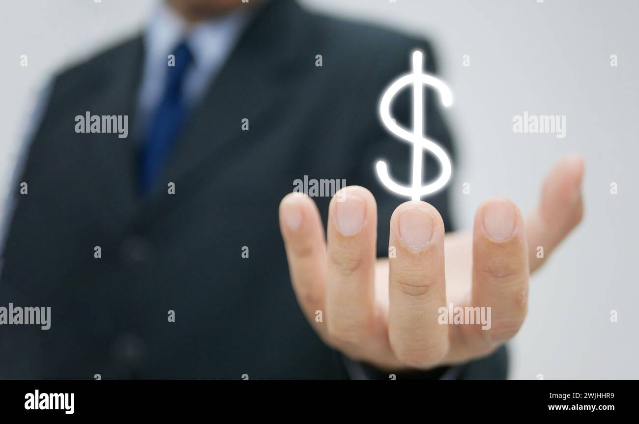 Signe dollar dans la main d'un homme d'affaires. L'idée d'affaires fait de l'argent, des idées créatives réussies pour l'entrepreneur d'affaires. Un homme tient l'icône dollar. Banque D'Images