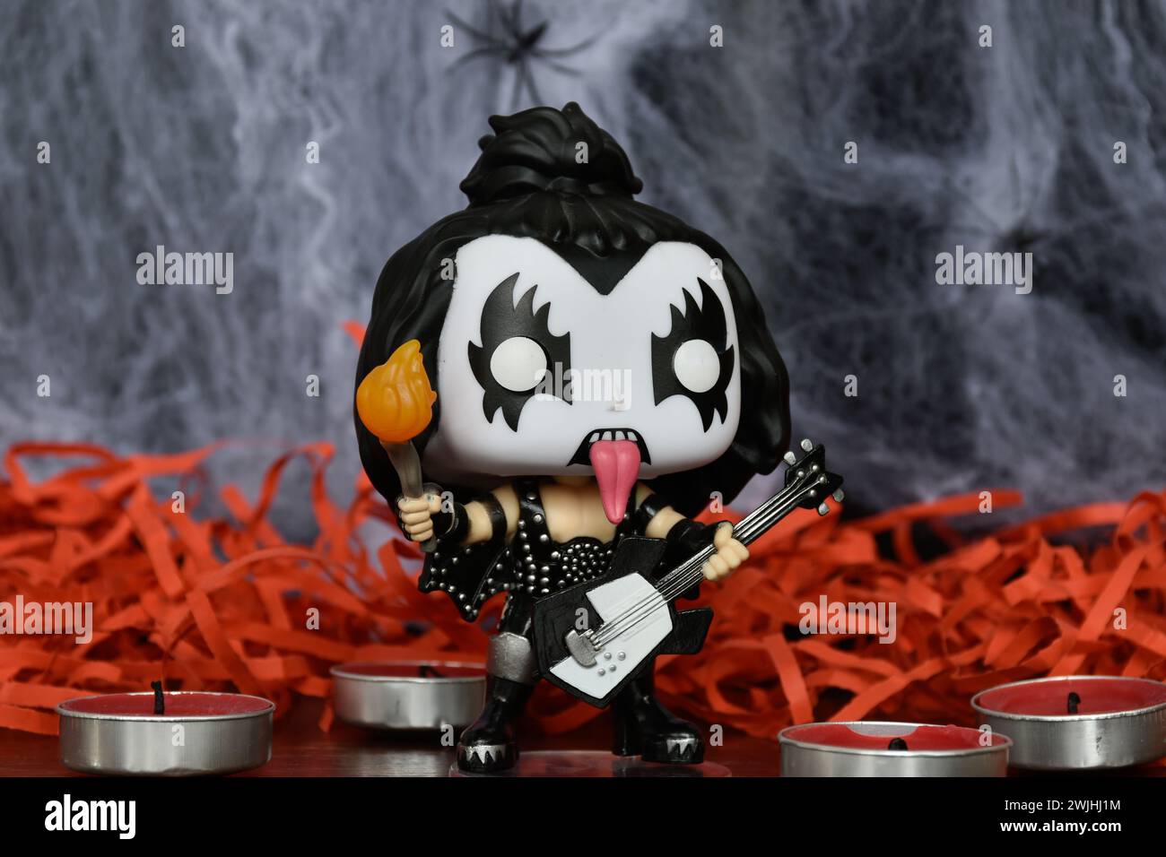 Funko Pop figure d'action du célèbre musicien showman Gene Simmons le démon avant-homme du groupe de rock Kiss. Toile d'araignée, décor rouge, bougies, humeur changeante, effrayante. Banque D'Images