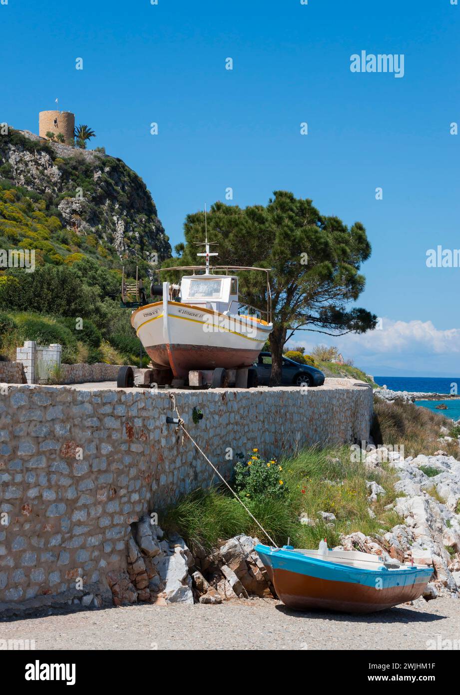 Un bateau sur terre ferme sur un fond pittoresque avec un autre bateau, Limeni, Areopoli, Laconia, Péloponnèse, Grèce Banque D'Images