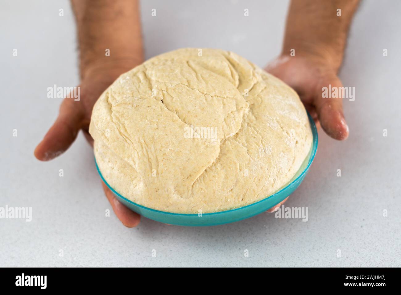 Jeune homme faisant du pain maison dans sa cuisine Banque D'Images