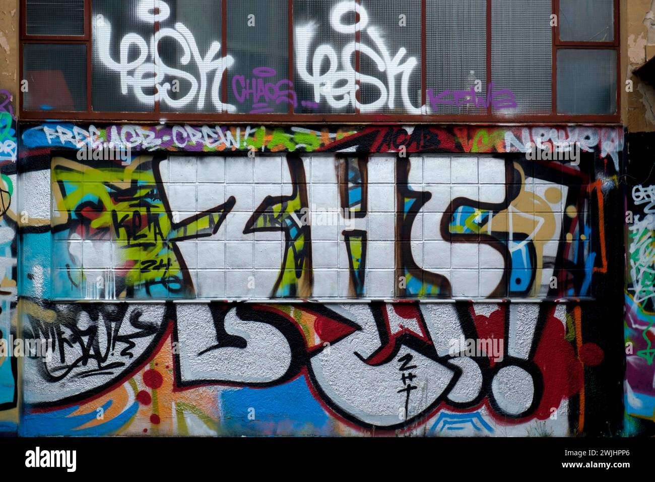 Un mur plein de graffitis colorés avec différents lettrages et styles, Rhénanie-Palatinat, Allemagne Banque D'Images