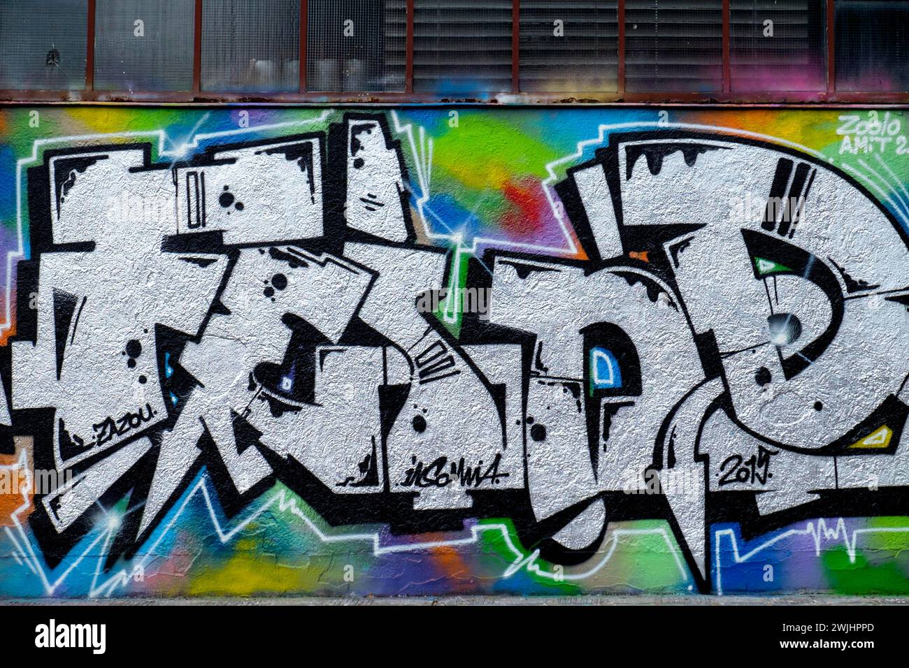 Graffiti avec des formes abstraites aux couleurs vives sur un mur urbain, Rhénanie-Palatinat, Allemagne Banque D'Images