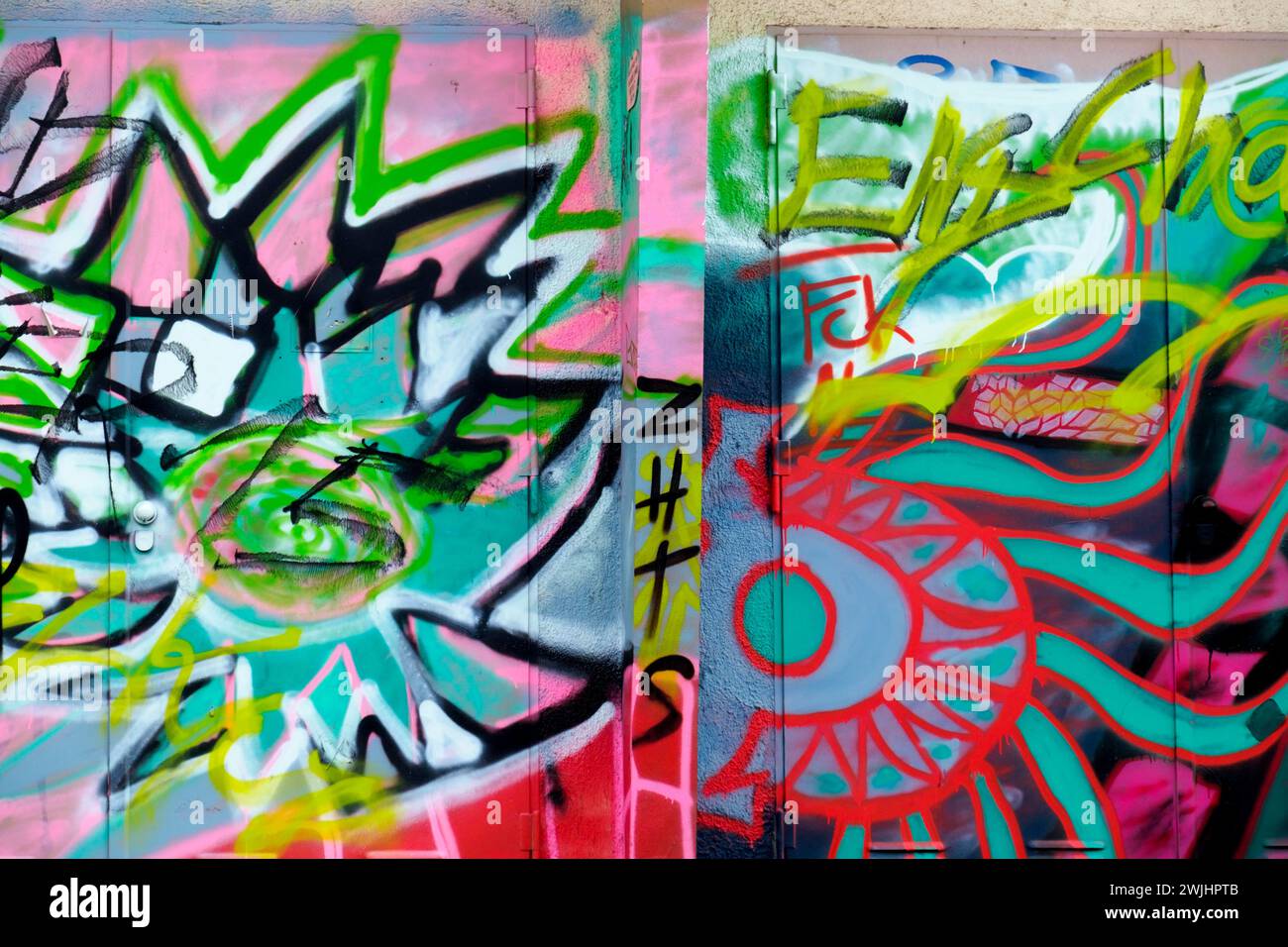 Des graffitis colorés recouvrent deux murs, montrant des formes abstraites et des tags dans un environnement urbain, Rhénanie-Palatinat, Allemagne Banque D'Images
