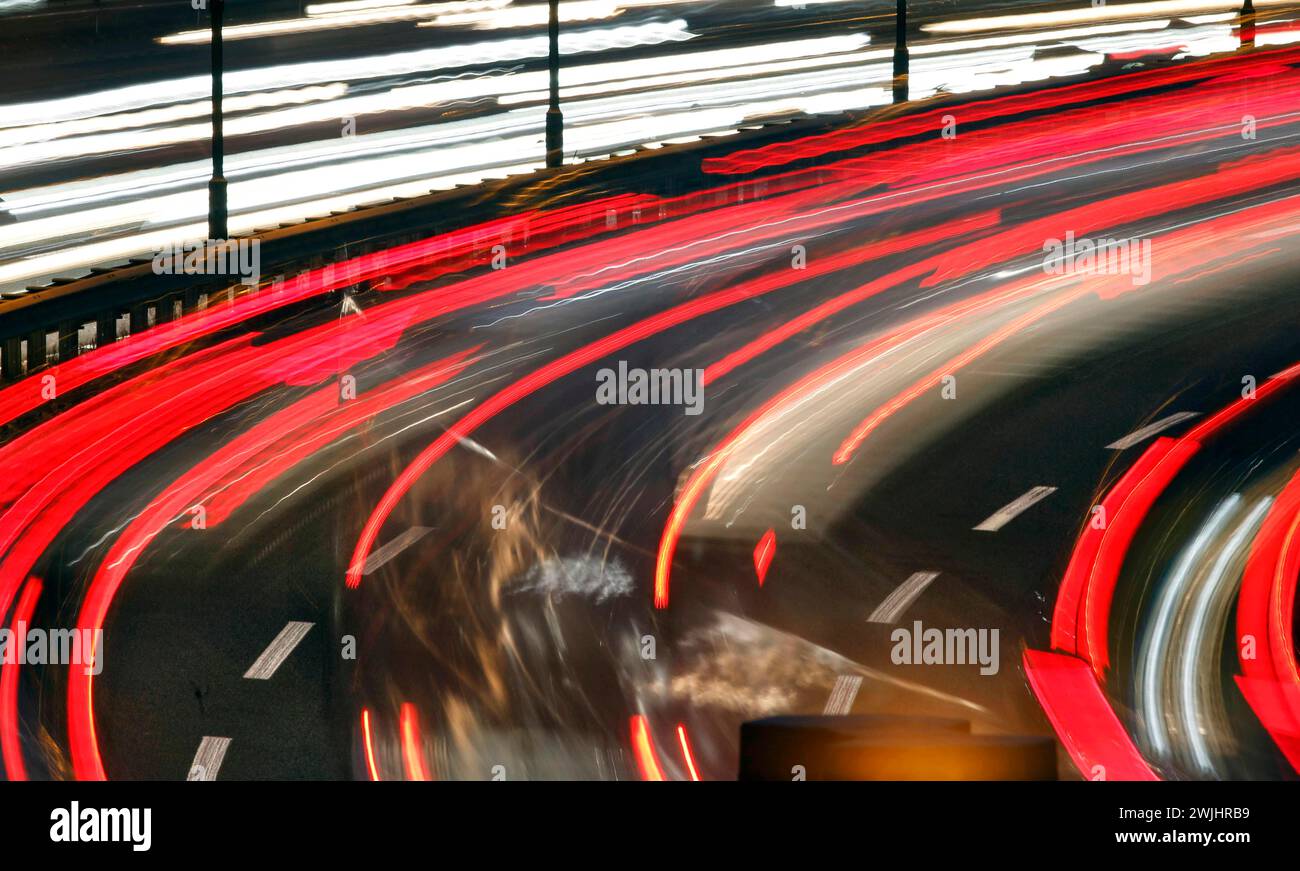 Trafic intense sur l'autoroute A100, Berlin, 23.11.2020 Banque D'Images