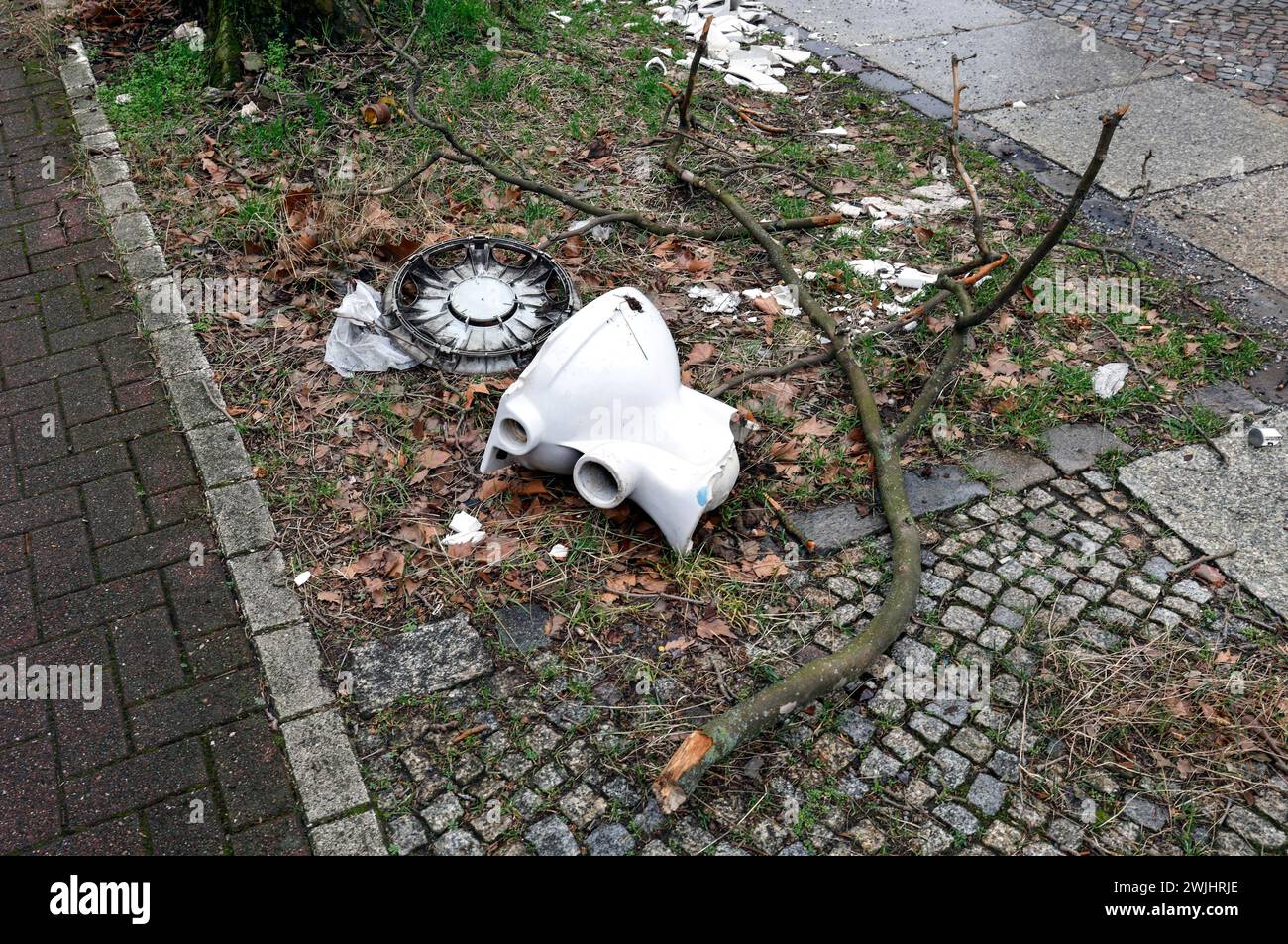 Toilettes sur un trottoir, élimination illégale des déchets dans le quartier berlinois de Wedding, 15.02.2024 Banque D'Images