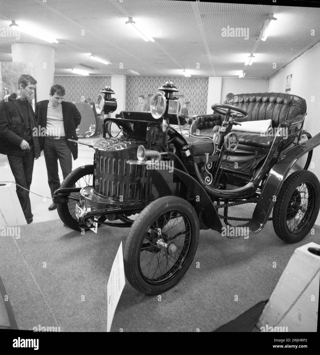 DEU, Allemagne, Dortmund : personnalités de la politique, des affaires et de la culture des années 50 Dortmund.Hist. Véhicules de tous types dans une exposition CA. 1965 Banque D'Images