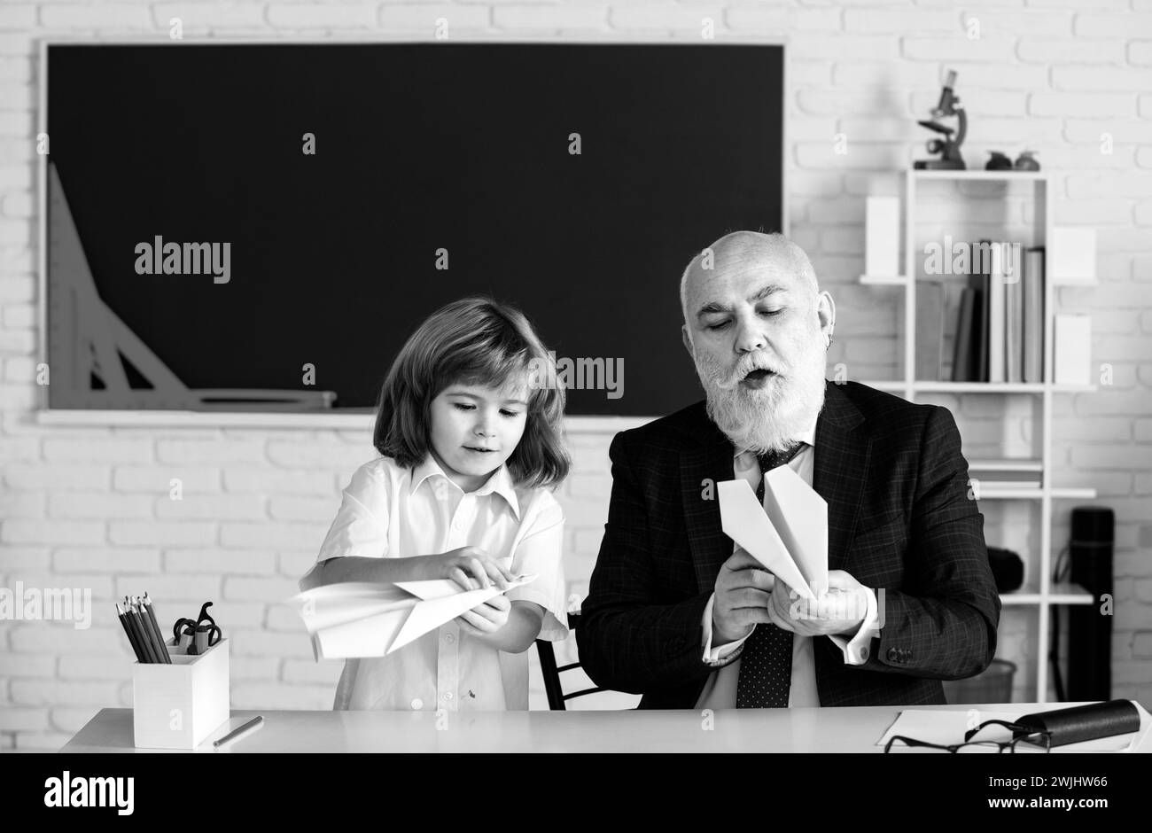 Joyeux enfant à l'école. Aide enseignant pour apprendre. Éducation, enseignement, école primaire Banque D'Images