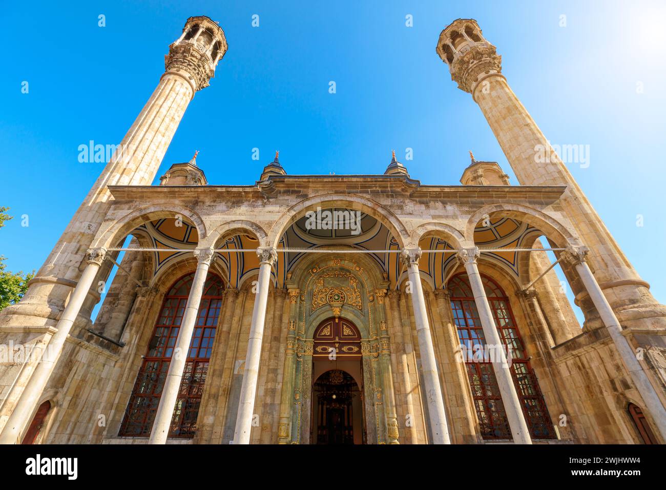 Mosquée Aziziye Camii, détails complexes et design, témoignage de la richesse culturelle et du patrimoine spirituel de Konya. Les visiteurs sont attirés par son unique Banque D'Images