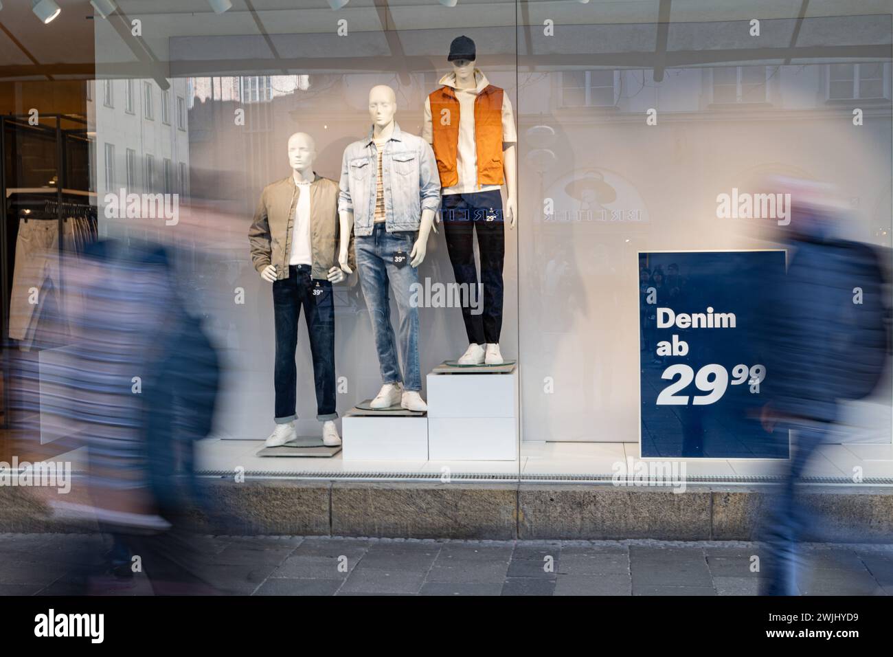 Munich, Allemagne. 15 février 2024. C&A. Les gens, y compris certains touristes, vont faire du shopping ou se promener dans la zone piétonne de Munich, en Allemagne, le 15 février 2024. (Photo de Alexander Pohl/Sipa USA) crédit : Sipa USA/Alamy Live News Banque D'Images