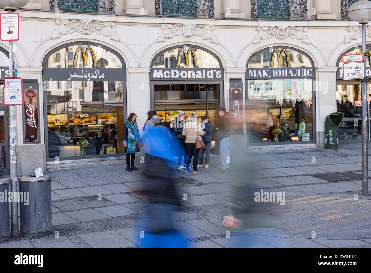 Munich, Allemagne. 15 février 2024. McDonald's Les gens, y compris certains touristes, vont faire du shopping ou se promener dans la zone piétonne de Munich, en Allemagne, le 15 février 2024. (Photo de Alexander Pohl/Sipa USA) crédit : Sipa USA/Alamy Live News Banque D'Images