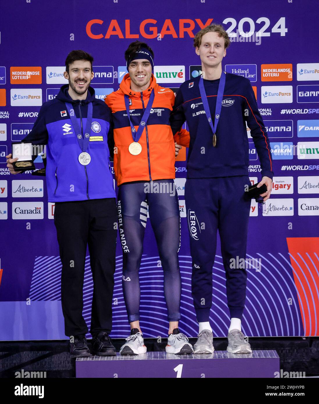 Calgary, Canada. 15 février 2024. Patrick Roest, des pays-Bas, célèbre sa victoire avec Davide Ghiotto, deuxième place, de l'Italie, à gauche, et Sander Eitrem, de la Norvège, troisième place, sur le podium après avoir suivi l'épreuve masculine du 5000 mètres aux Championnats du monde de patinage de vitesse de l'ISU à Calgary, Alta., le jeudi 15 février 2024.LA PRESSE CANADIENNE/Jeff McIntosh crédit : presse canadienne/Alamy Live News Banque D'Images