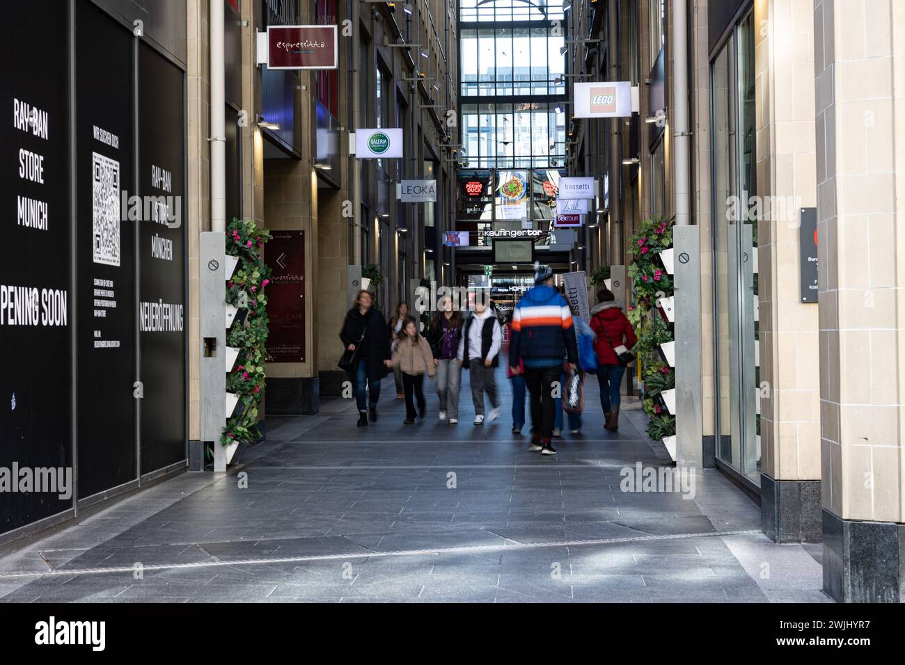 Munich, Allemagne. 15 février 2024. Kaufingertor. Les gens, y compris certains touristes, vont faire du shopping ou se promener dans la zone piétonne de Munich, en Allemagne, le 15 février 2024. (Photo de Alexander Pohl/Sipa USA) crédit : Sipa USA/Alamy Live News Banque D'Images