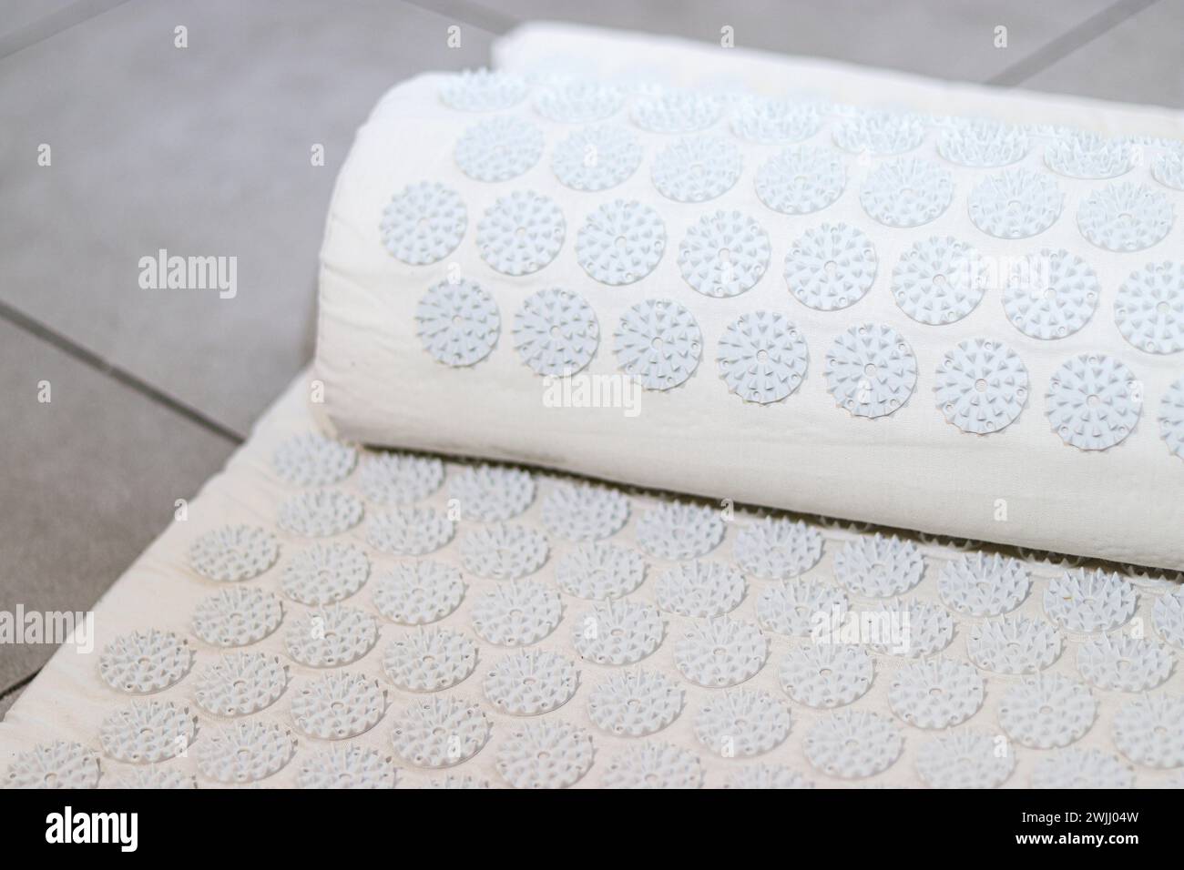 Gros plan du tapis d'acupression orthopédique pour le massage de santé de soi à la maison et à l'intérieur Banque D'Images