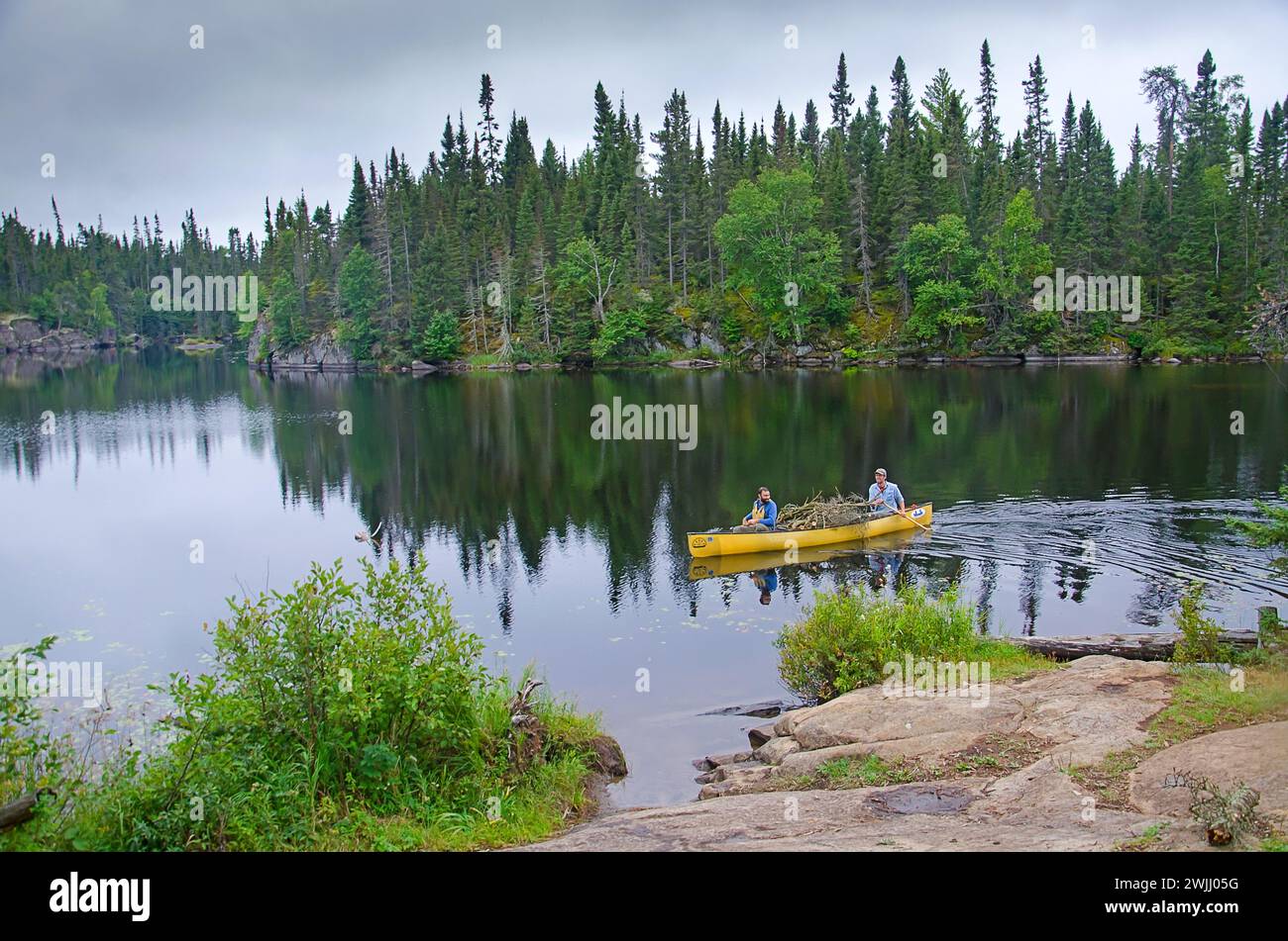 Un canoë dans la région de Boundary Waters Canoe Wilderness, Minnesota Banque D'Images