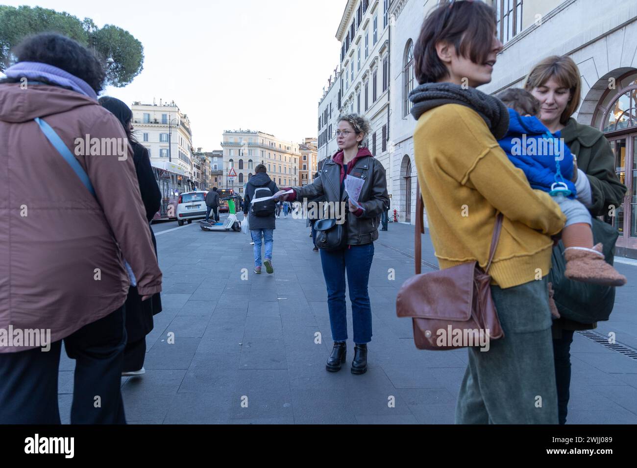 Rome, Italie. 15 février 2024. Une actrice distribue des dépliants lors du sit-in organisé par des travailleurs du divertissement devant le Teatro Argentina à Rome (crédit image : © Matteo Nardone/Pacific Press via ZUMA Press Wire) USAGE ÉDITORIAL SEULEMENT! Non destiné à UN USAGE commercial ! Banque D'Images