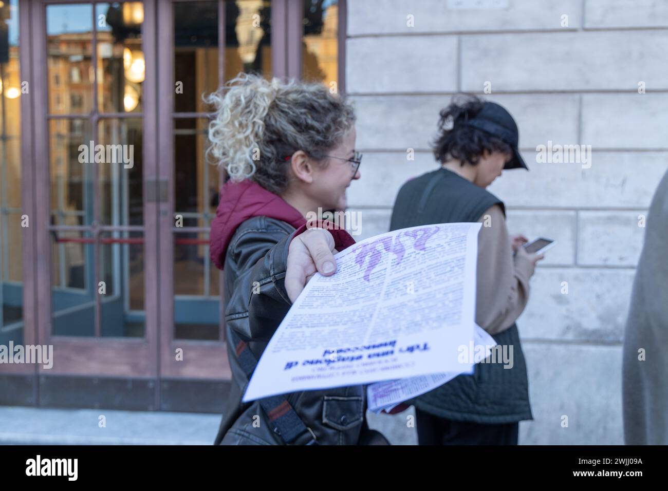 Rome, Italie. 15 février 2024. Une actrice distribue des dépliants lors du sit-in organisé par des travailleurs du divertissement devant le Teatro Argentina à Rome (crédit image : © Matteo Nardone/Pacific Press via ZUMA Press Wire) USAGE ÉDITORIAL SEULEMENT! Non destiné à UN USAGE commercial ! Banque D'Images