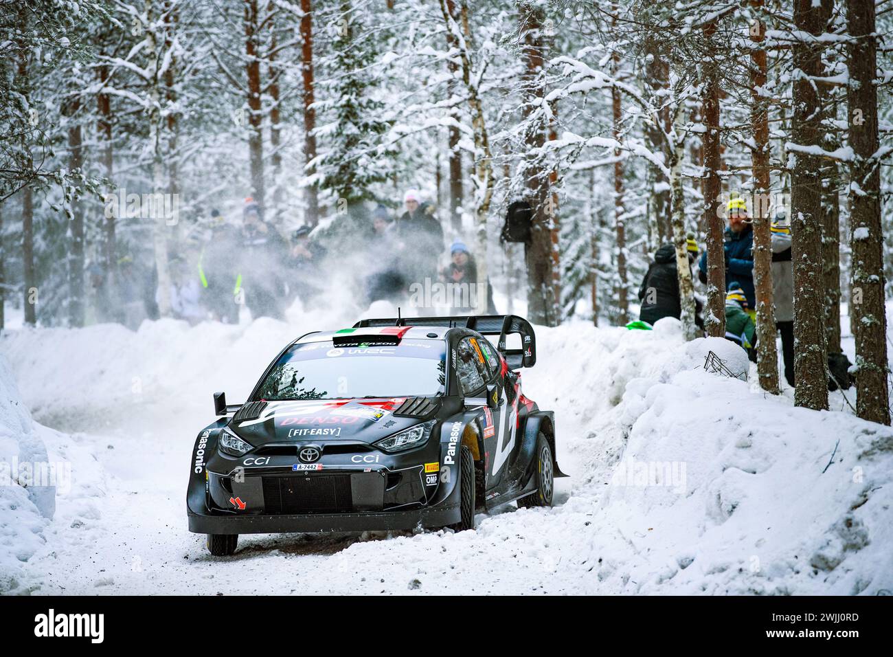 Umea, Suède. 15 février 2024. Pilotez Lorenzo Bertelli et Simone Scattolinin du Team Toyota Gazoo Racing WRT vus en action lors du Championnat du monde des Rallye FIA WRC Rally. Crédit : SOPA images Limited/Alamy Live News Banque D'Images