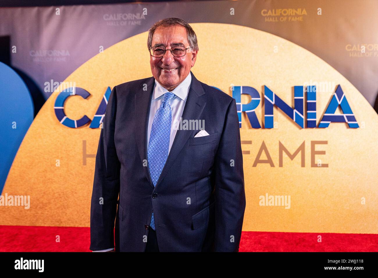 L'ancien secrétaire américain à la Défense Leon Panetta pose sur le tapis rouge avant son intronisation au California Hall of Fame. Banque D'Images