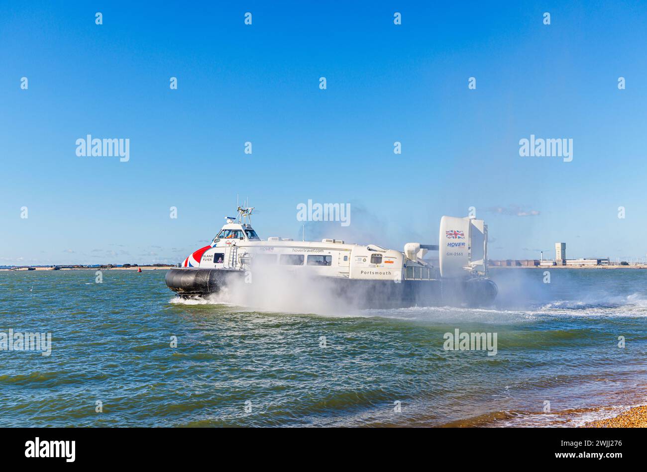 L'aéroglisseur « Island Flyer » part de Southsea Hoverport pour Ryde, île de Wight, dans un nuage de pulvérisation, Portsmouth, Hampshire, côte sud de l'Angleterre Banque D'Images