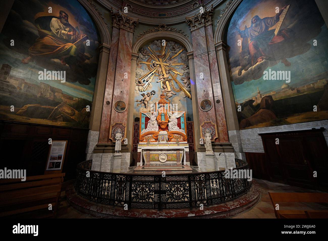 Chapelle des Anges à la basilique notre-Dame de la Daurade, Toulouse, avec statue de Jeanne d'Arc à gauche et sainte Germaine cousine de Pibrac à droite Banque D'Images