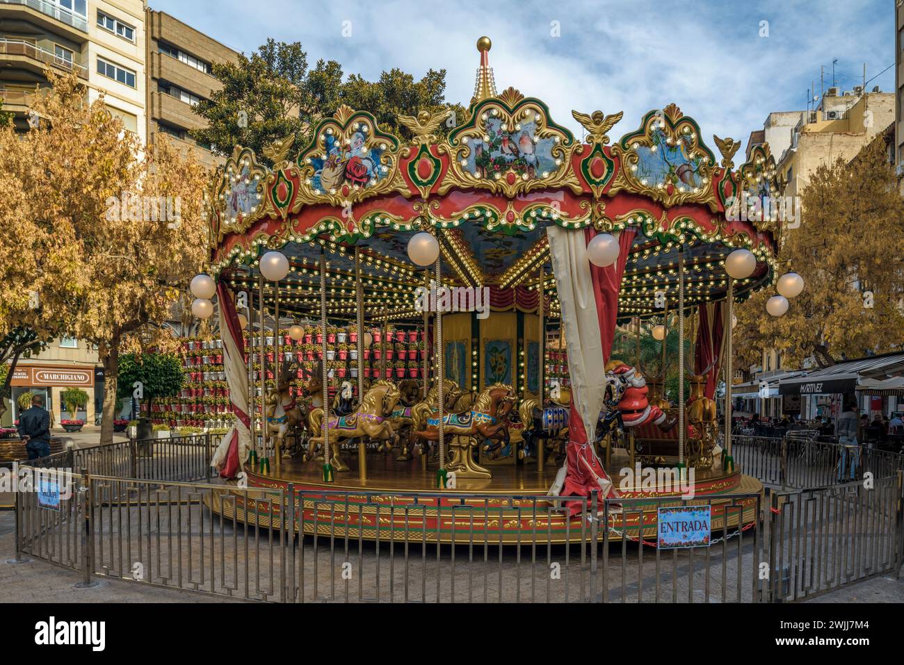 Merry-Go-round dans la Plaza de Santo Domingo pour la célébration et le plaisir des enfants à Noël dans le centre historique de la ville de Murcie, Espagne Banque D'Images