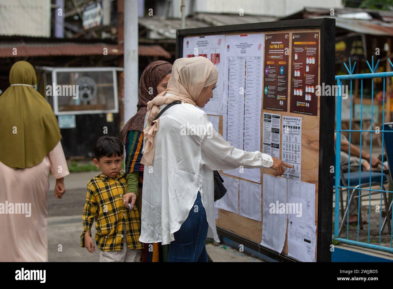 Bandung, Indonésie - 14 février 2024 : personnes vues participer aux élections générales en Indonésie. Banque D'Images