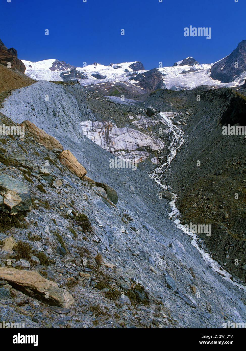 Haute vallée d'Ayas. Glacier Verra. Le pic du Breithorn oriental apparaît sur la gauche, la Roccia nera au centre et le pic de Pollux sur la R... Banque D'Images