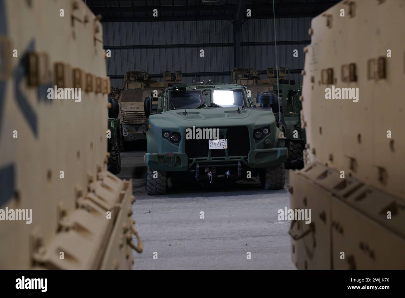 Un véhicule tactique léger commun est garé à l'intérieur du parc automobile du Camp James A. Garfield joint Military Training Center à Newton Falls, Ohio, octobre 31, 2023. Le JLTV fournira aux soldats du 1er Bataillon, 145e Régiment blindé une protection nettement plus grande contre les menaces multiples tout en augmentant la mobilité et la charge utile, par rapport aux Humvees blindés actuels de l’unité. (Photo de la Garde nationale aérienne des États-Unis par le sergent d'état-major Jillian Maynus, Affaires publiques de la Garde nationale de l'Ohio) Banque D'Images