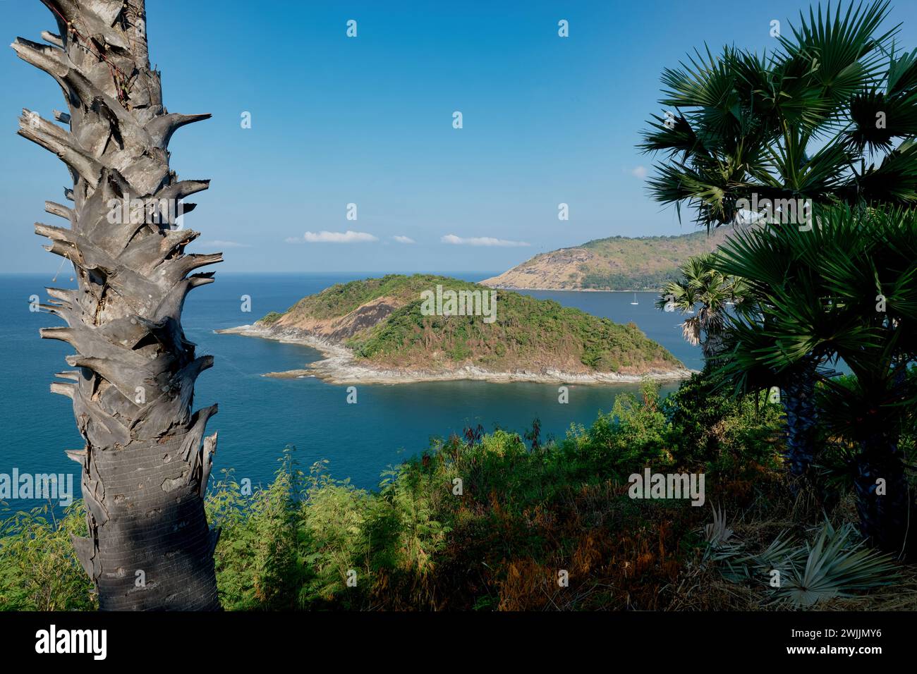 Vue de près de Laem (Cap) Phromthep / Promthep sur la mer d'Andaman avec la baie de Nai Harn sur la droite Banque D'Images