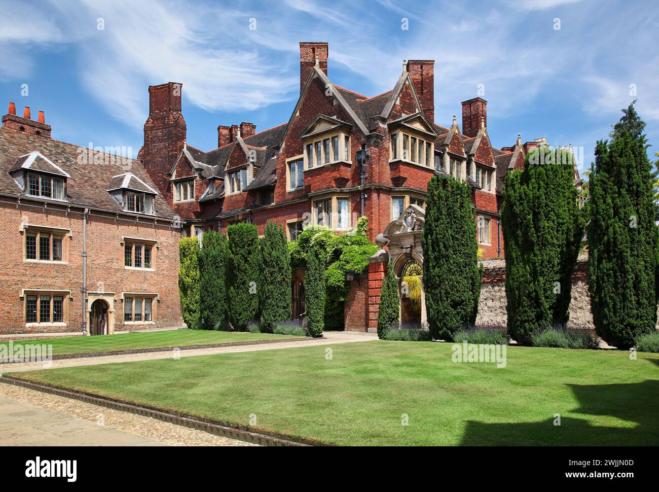 La vue de l'ancien bâtiment en briques rouges et la porte à la chaîne est de Ivy court du collège Pembroke. Université de Cambridge. Royaume-Uni Banque D'Images