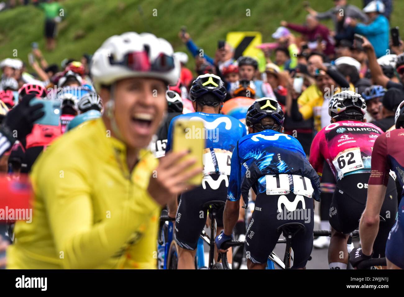 Bogota, Colombie. 10 février 2024. Un fan applaudit après le décès du Movistar Team Nairo Quintana (numéro 1 en photo) lors de la phase Tour Colombia 2,1 entre Villeta et Bogota, Colombie, le 10 février 2024. Photo par : Cristian Bayona/long Visual Press crédit : long Visual Press/Alamy Live News Banque D'Images