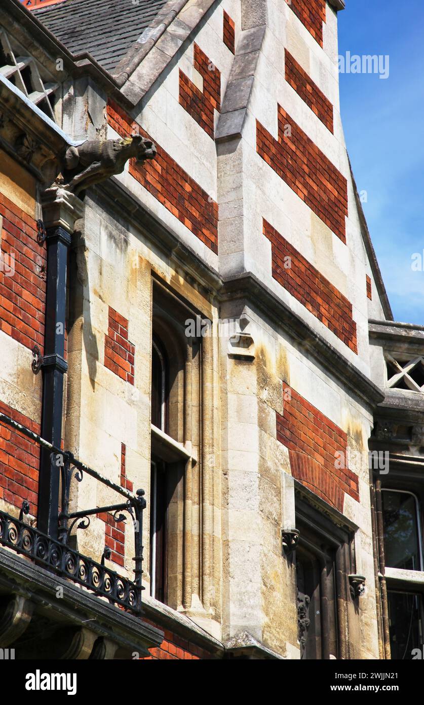 Façade de Old Master's Lodge en brique rouge avec des bandes de pierre inégales et des longueurs aléatoires. Pembroke College. Université de Cambridge. Royaume-Uni Banque D'Images