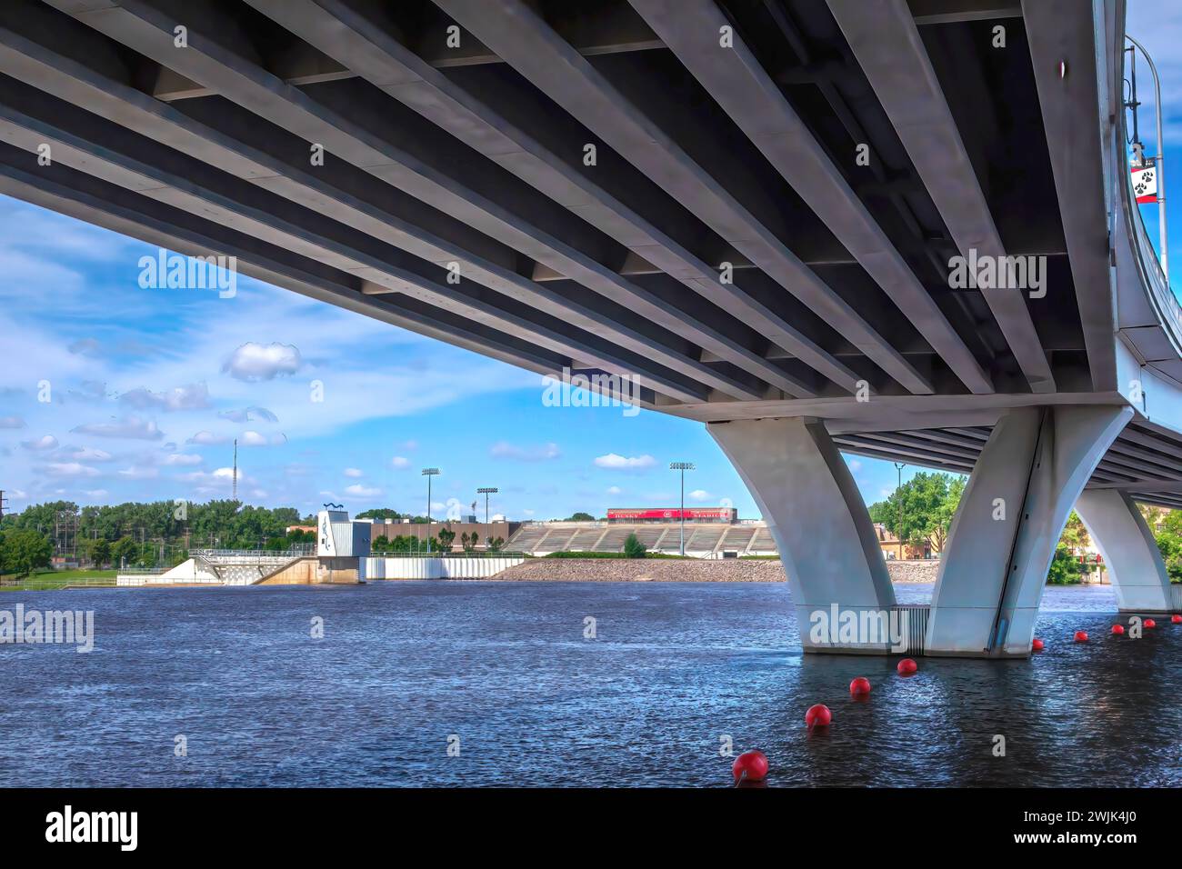 Vue en dessous du pont du fleuve Mississippi un jour d'été depuis le restaurant Cloud, Minnesota vue à travers Sauk Rapids, Minnesota États-Unis. Banque D'Images