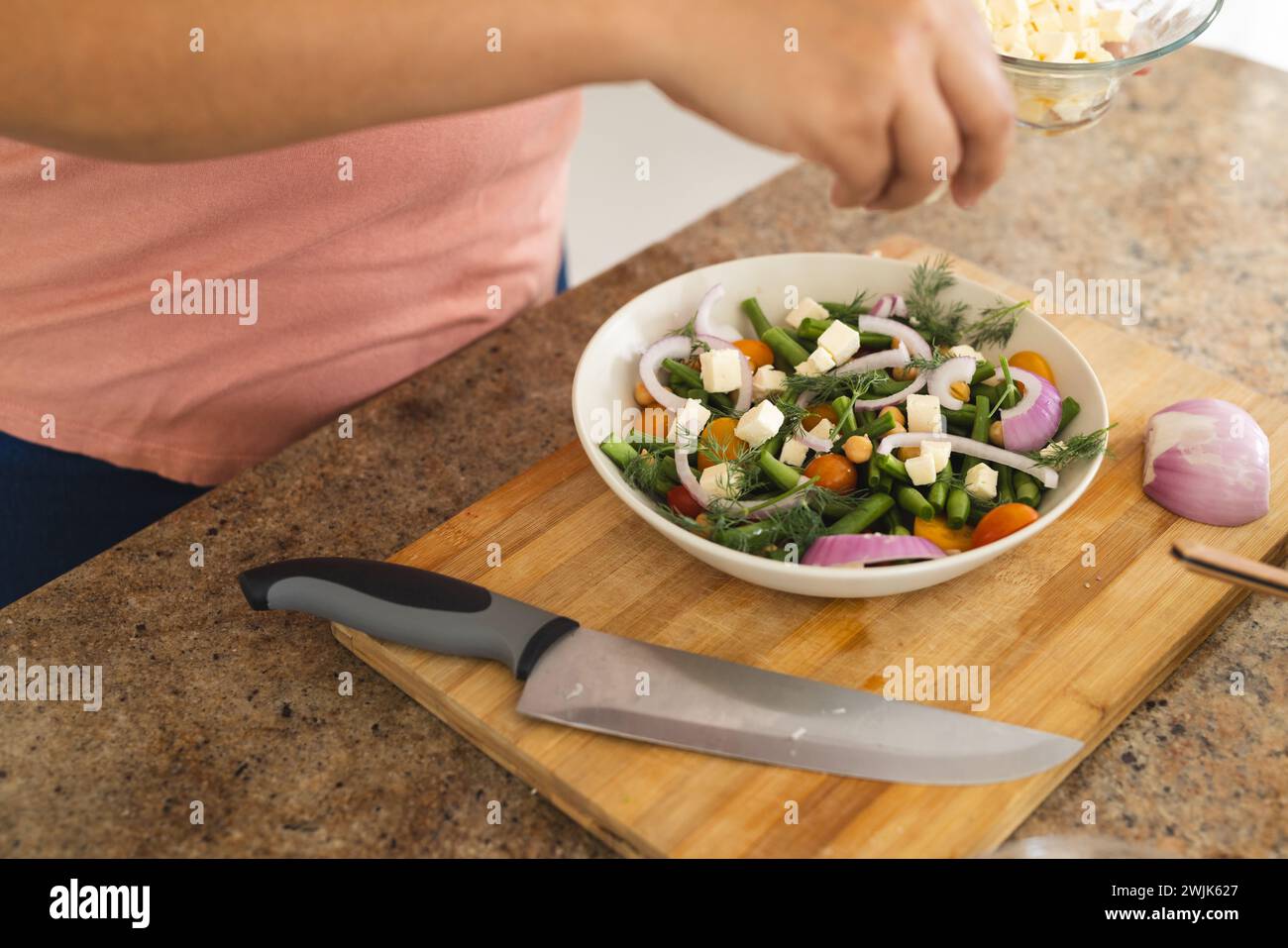 Personne préparant une salade fraîche à la maison, avec espace de copie Banque D'Images