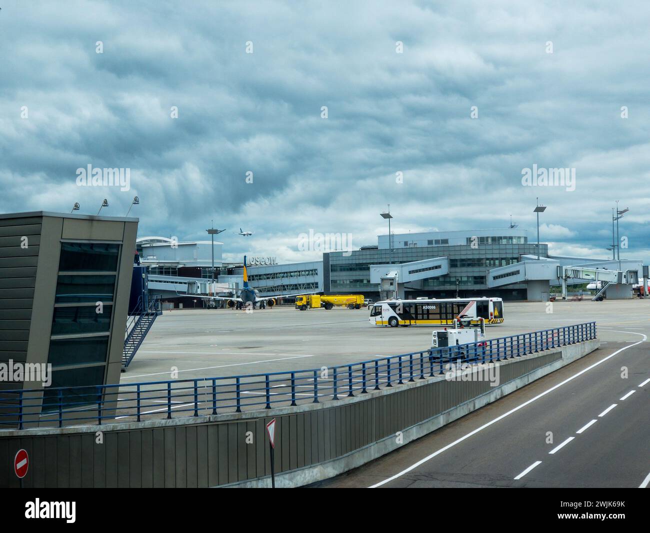 Moscou - 12 octobre 2023 : vue du terminal de l'aéroport de Vnukovo avec des ponts à réaction, des avions, des véhicules de service et un ciel nuageux spectaculaire en toile de fond. Banque D'Images