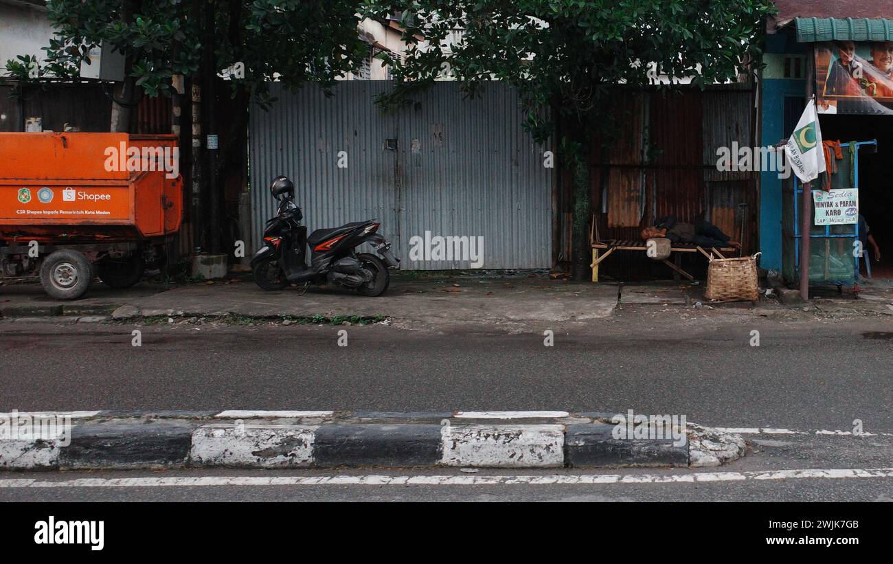 La vie urbaine animée de Medan se caractérise par des activités variées, une mosaïque animée de culture, de commerce et de communauté Banque D'Images