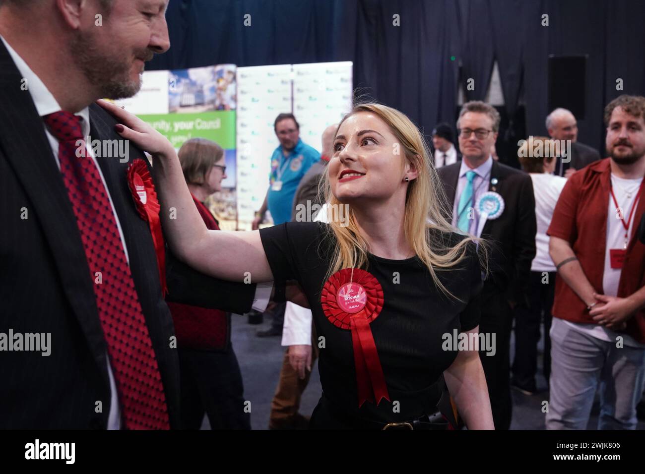 Le candidat du Parti travailliste Gen Kitchen célèbre avec le député travailliste de Chesterfield Toby Perkins après avoir été déclaré vainqueur de l'élection partielle de Wellingborough au Kettering Leisure Village, Northamptonshire. Date de la photo : vendredi 16 février 2024. Banque D'Images