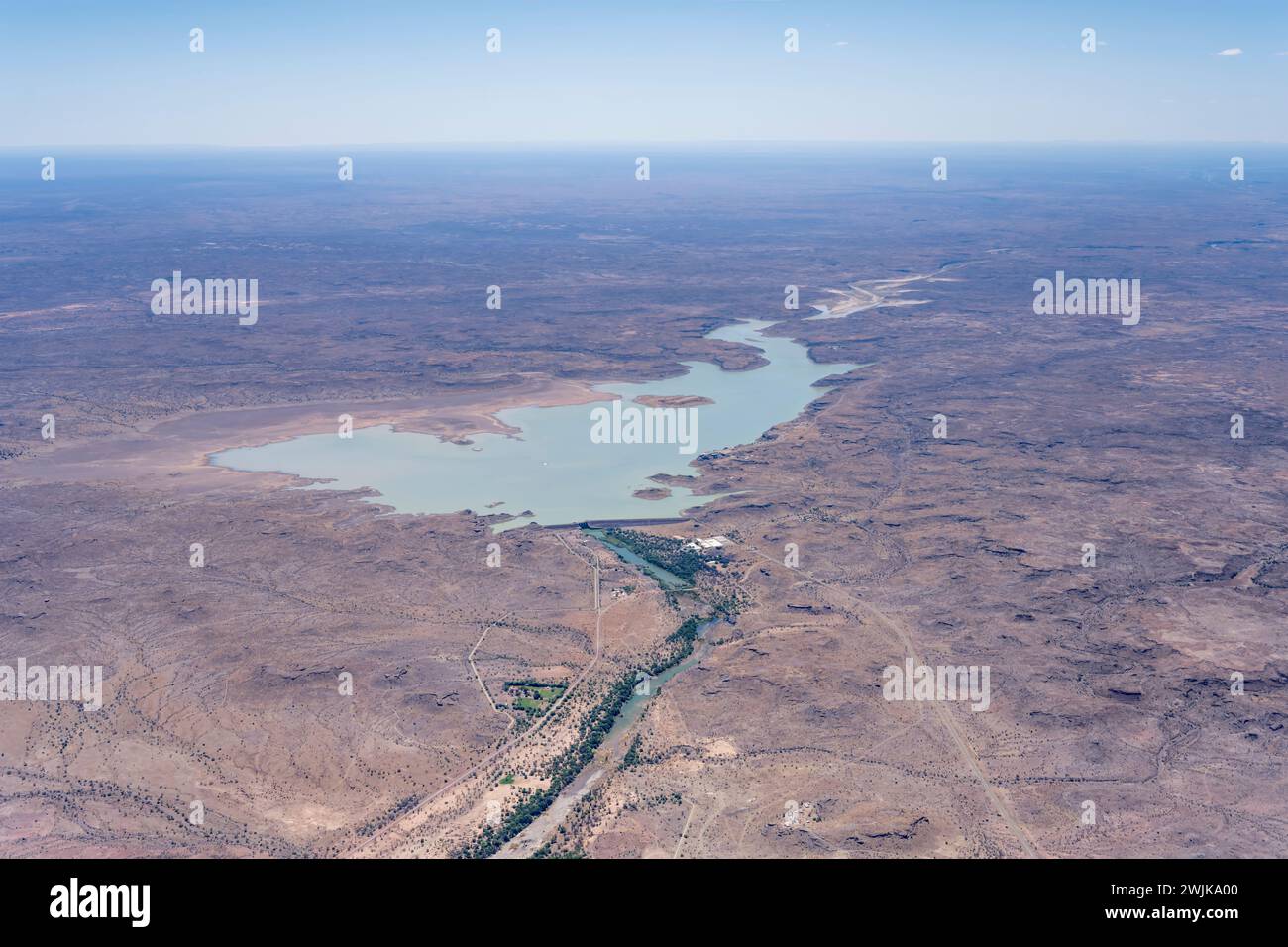 Paysage terrestre aérien avec la rivière Fish, le barrage Hardap et le réservoir dans le désert, photographié depuis un planeur dans la lumière brillante de la fin du printemps au nord de Mariental, Nam Banque D'Images