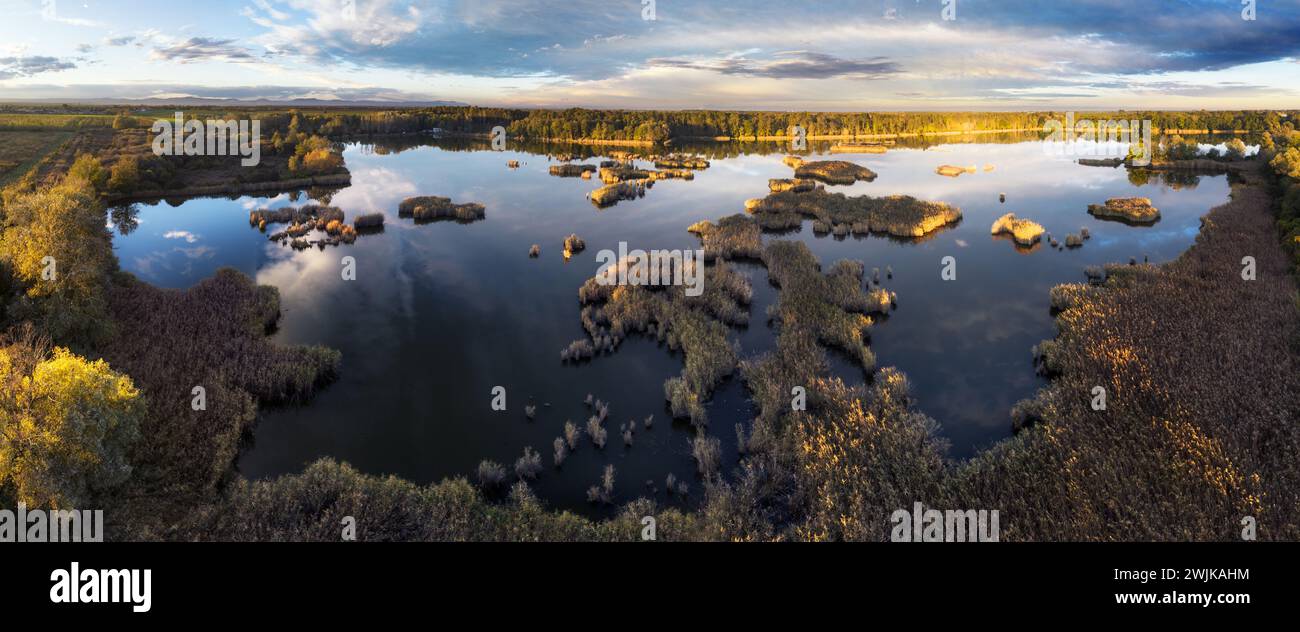 Une photo de drone du lac - étang tourbière avec soleil - panorama de coucher de soleil de paysage aérien absolument magnifique. Banque D'Images