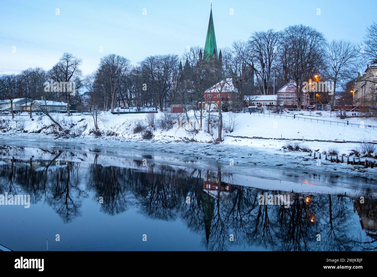 River Reflections, Trondheim, Norvège Banque D'Images