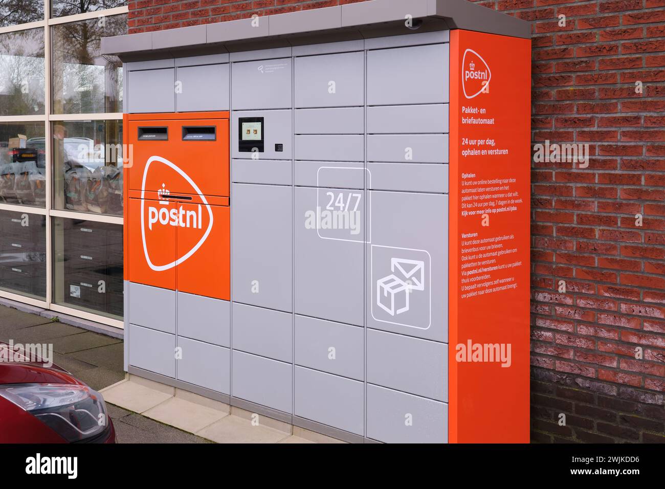 PostNL Service postal néerlandais, ramassage automatique des colis et système de casier de point de livraison. 24 7 casiers accessibles pour colis et courrier avec logo orange Banque D'Images