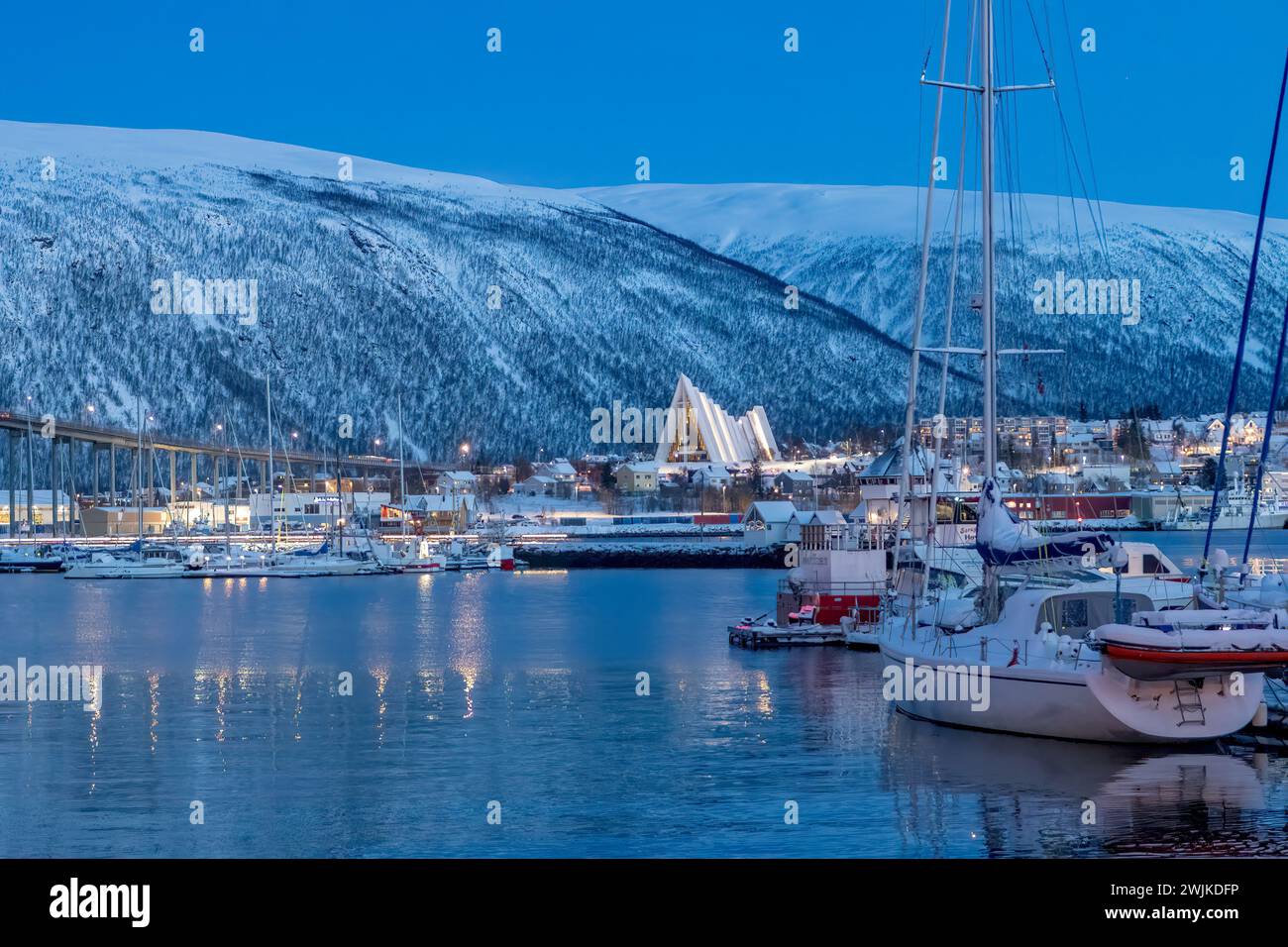 Vue de la cathédrale arctique au crépuscule à Tromso, Norvège Banque D'Images