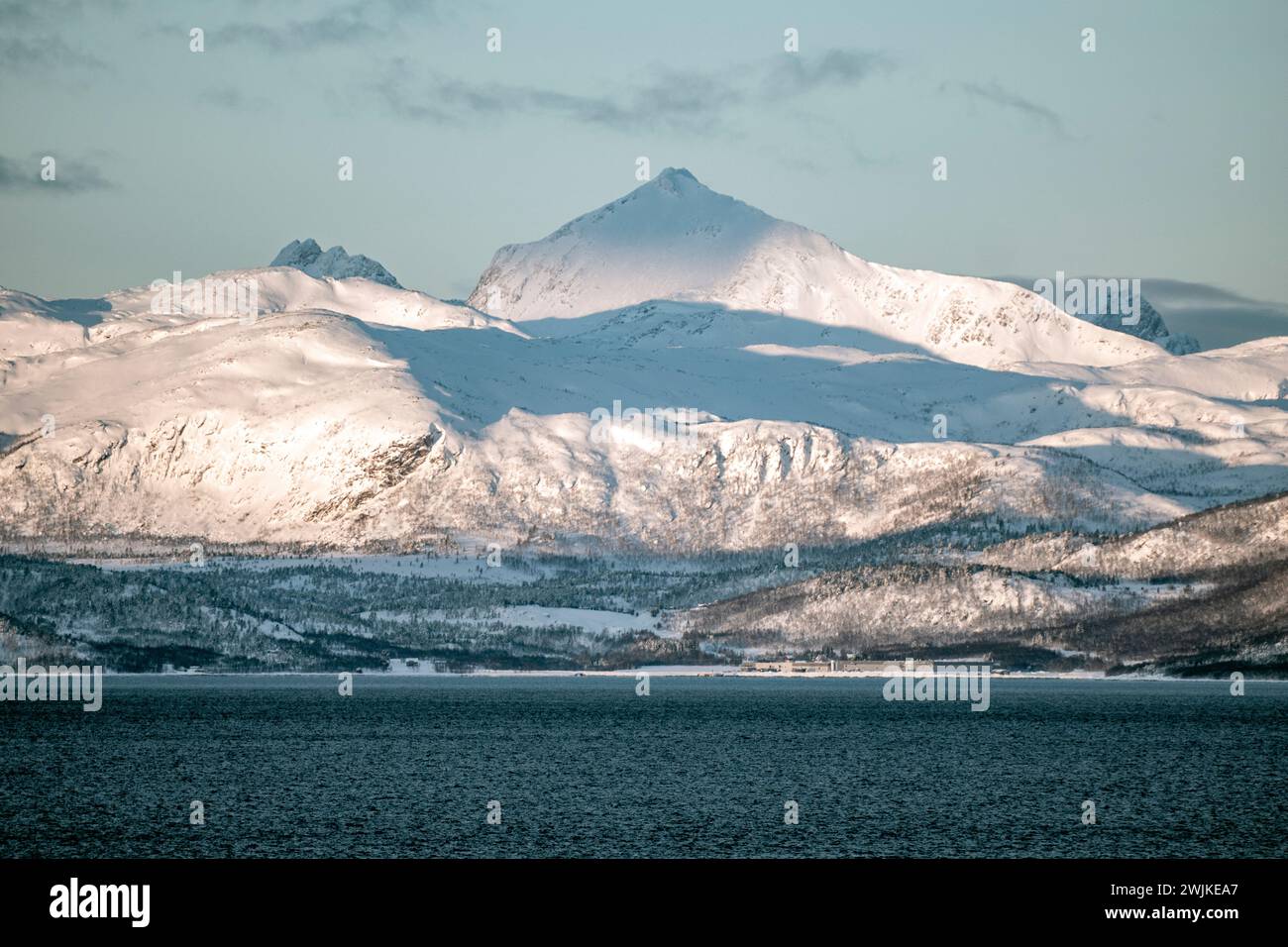 Vue des sommets de montagne sur Senja, Norvège Banque D'Images