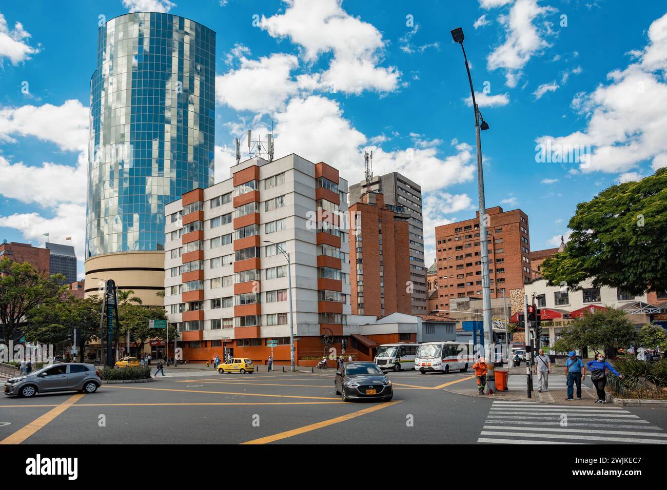 Avenida Oriental, Medellin, Colombie - 9 décembre 2023 : vue sur la rue capturant l'essence de la vie quotidienne à Medellin avec des gens ordinaires qui se déplacent Banque D'Images