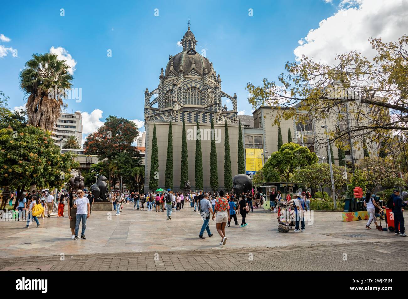 Medellin, Colombie - 9 décembre 2023 : vue sur la rue capturant l'essence de la vie quotidienne sur la Plaza Botero avec des gens ordinaires qui font leur routine Banque D'Images